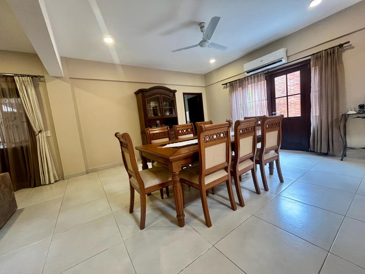 Residencia premium amoblada c piscina en barrio san blas – loma pytá — foto 2