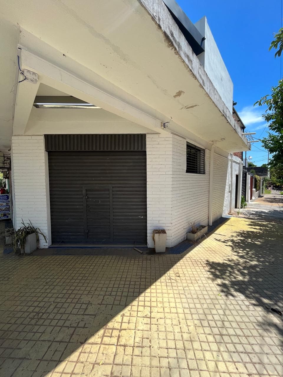 Alquilo Salon Comercial sobre Tokio esquina Capitan Bado