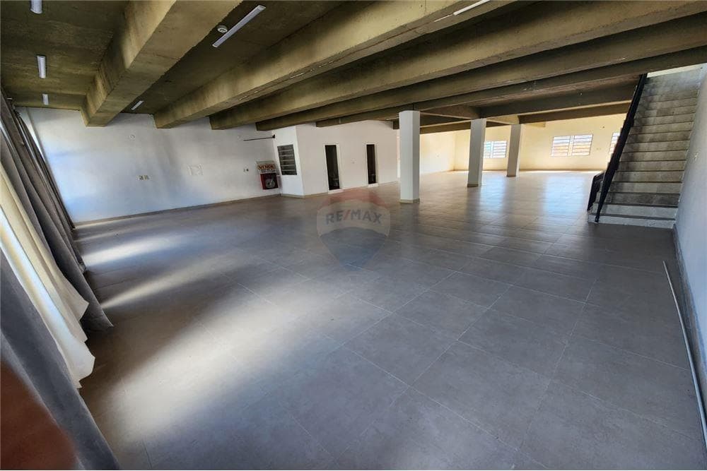Amplio edificio comercial en el mercado 4, foto 2