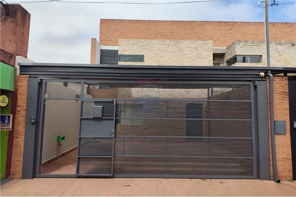 Alquilo dúplex en barrio Las Lomas