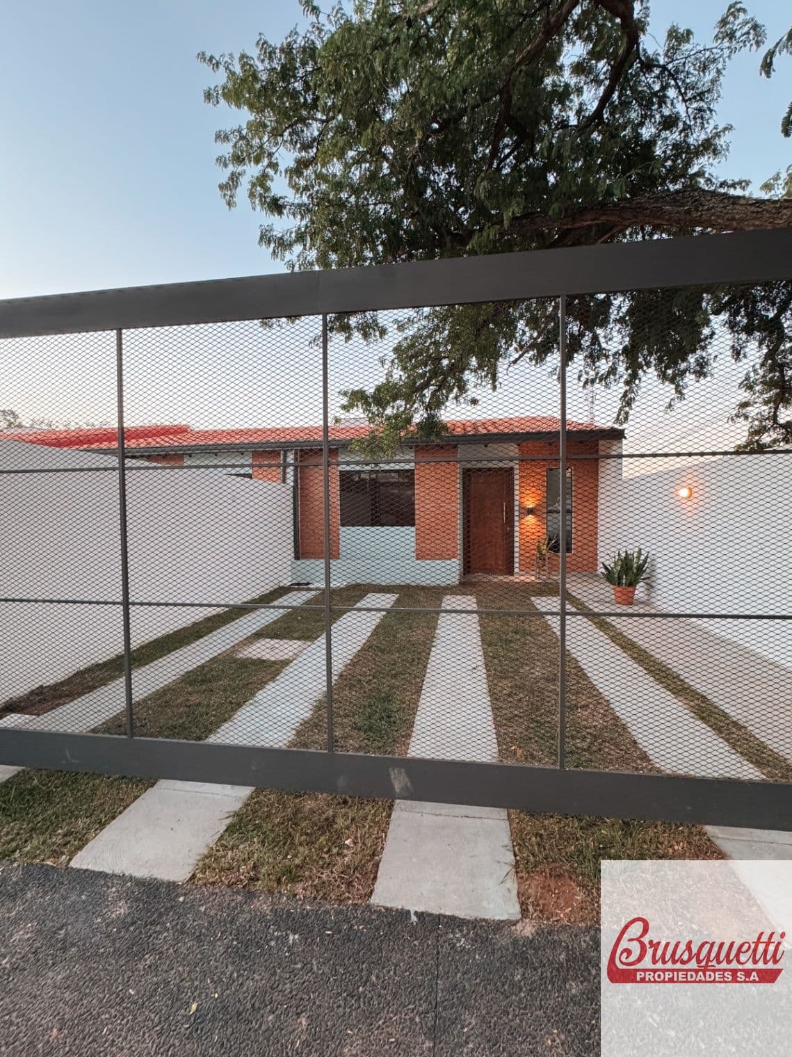 Casa en venta c/ cochera en Mariano Roque Alonso — foto 2