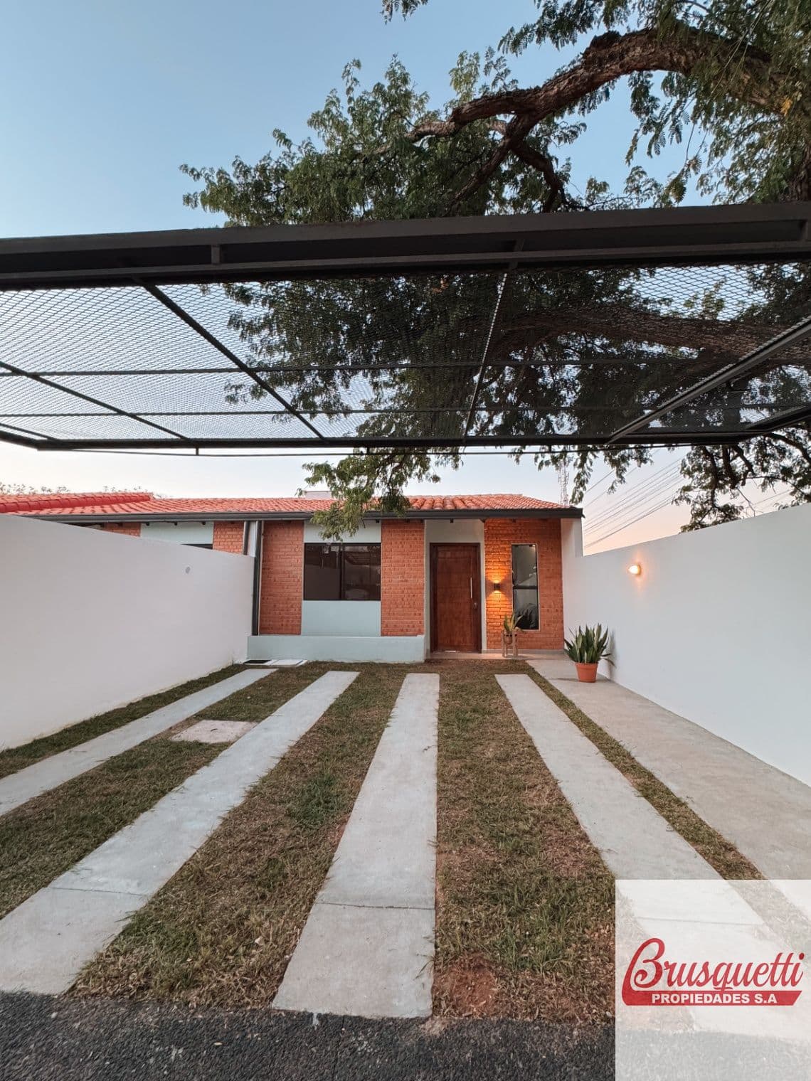 Casa en venta c/ cochera en Mariano Roque Alonso