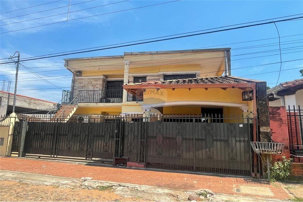 Vendo amplia casa con Déposito en San Lorenzo
