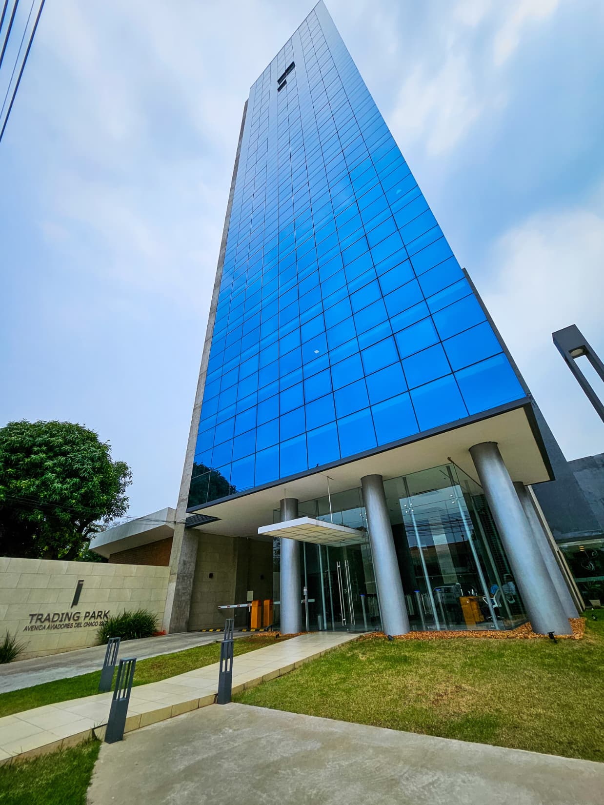 Alquilo Hermosa Oficina Amoblada y Equipada. Zona Eje Corporativo