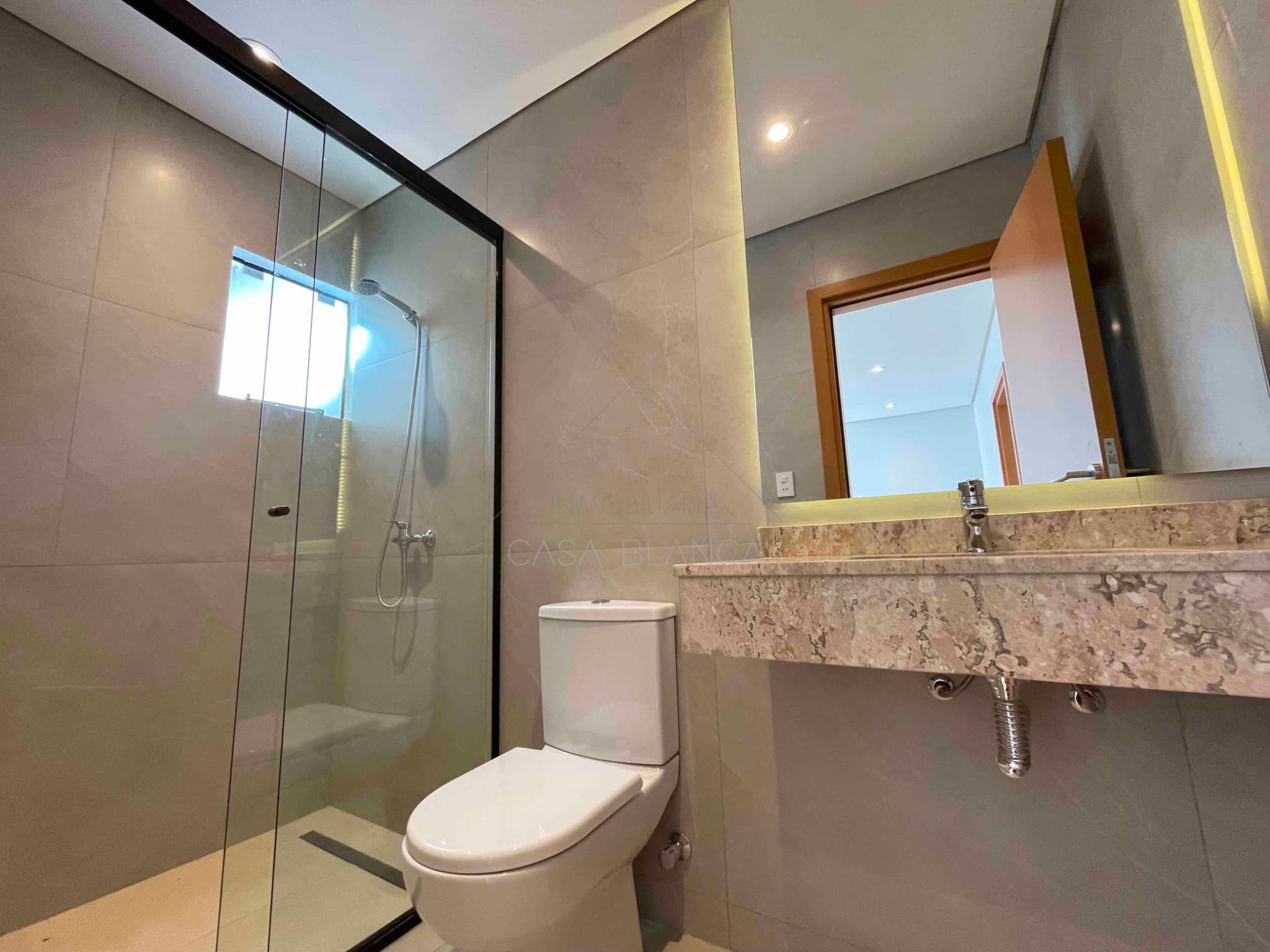 En VENTA y ALQUILER! Vivienda pareada! en Luque / zona Conmebol, foto 4
