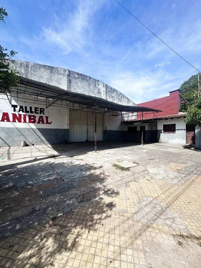 Nave, tinglado/depósito en barrio obrero, Asunción, foto 1