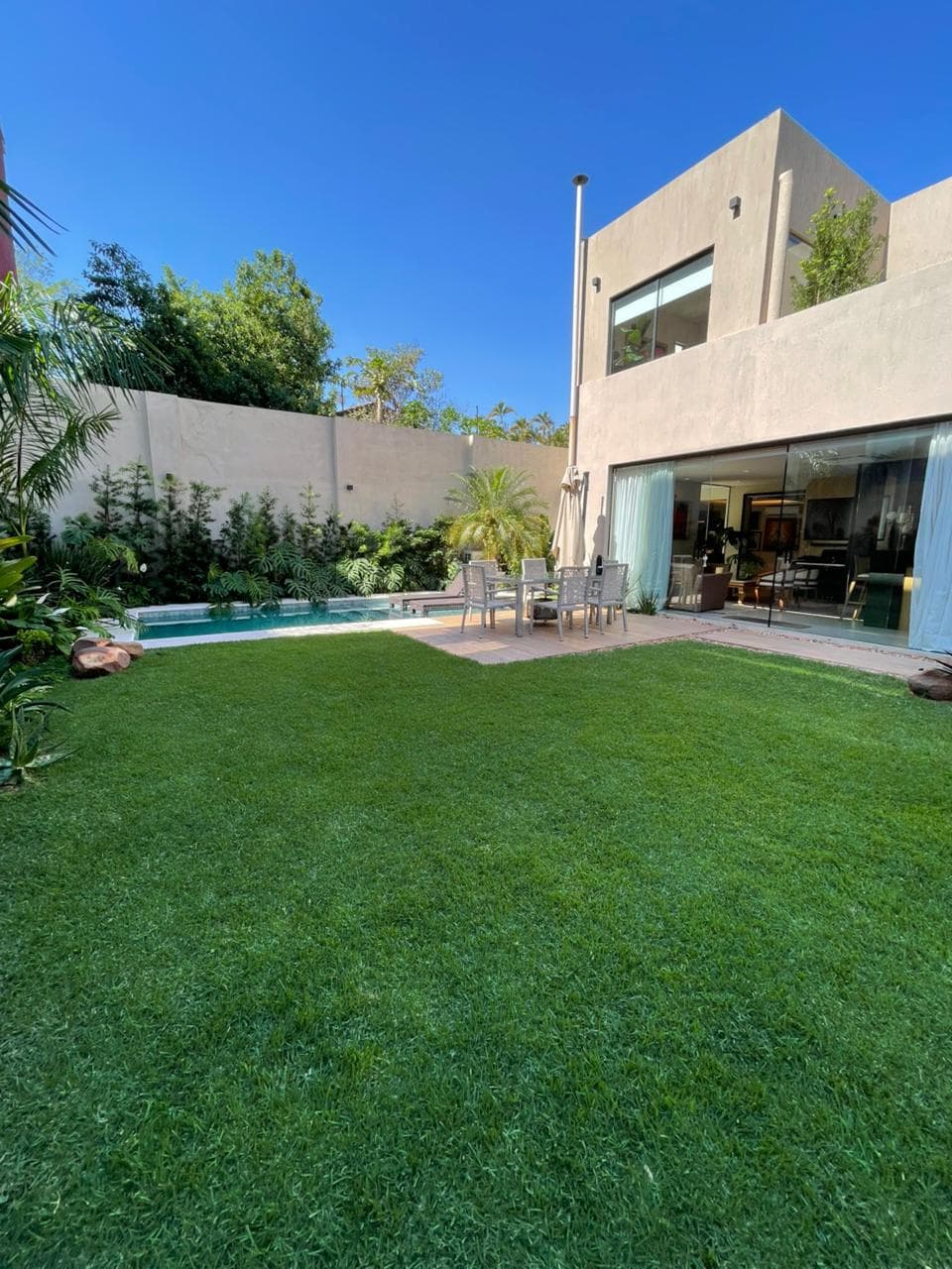 Vendo hermosa casa a una cuadra de avenida venezuela