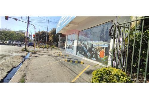 Alquilo local comercial sobre la Avenida Mariscal López esquina
