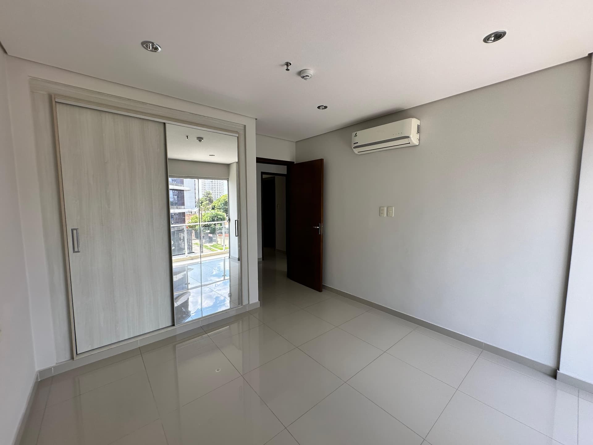 amplio departamento de 3 habitaciones en Ykua Sati, foto 5