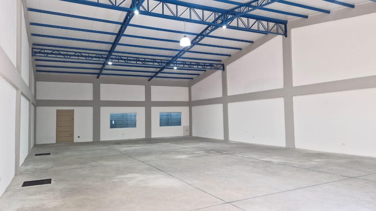 Alquiler de depósito a estrenar de 240 m² en Luque