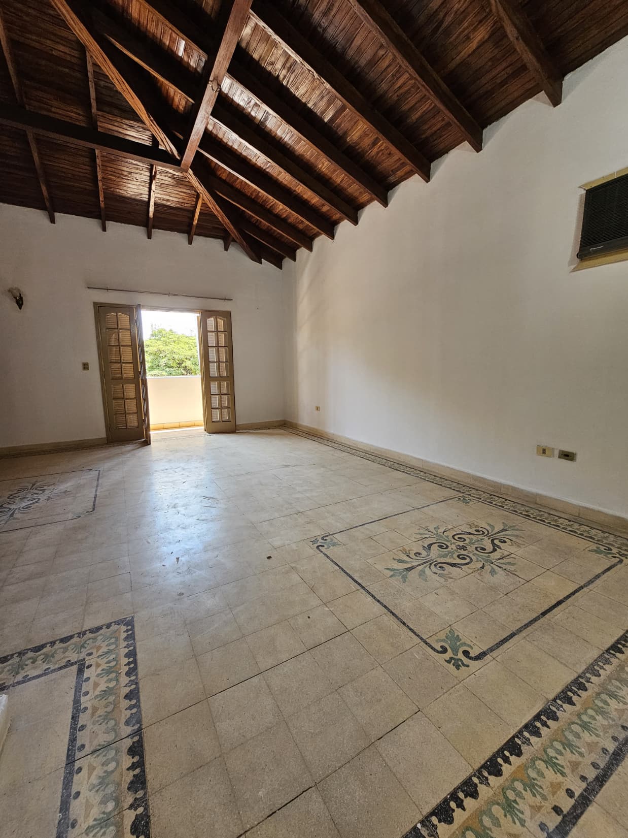 EN ALQUILER Amplia Casa en Ykua Sati Ideal para Oficina o Vivienda, foto 3