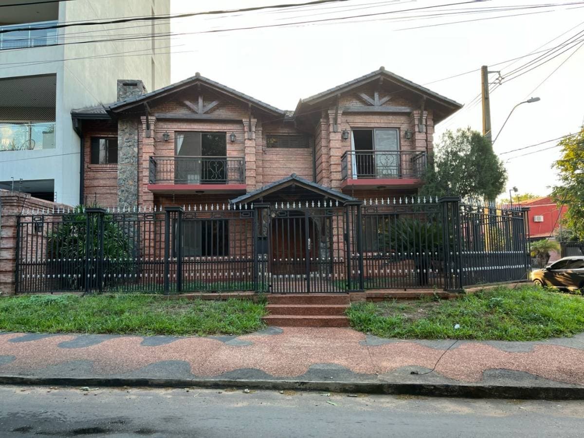 En venta hermosa y lujosa residencia en esquina en Villa Aurelia - Asunción