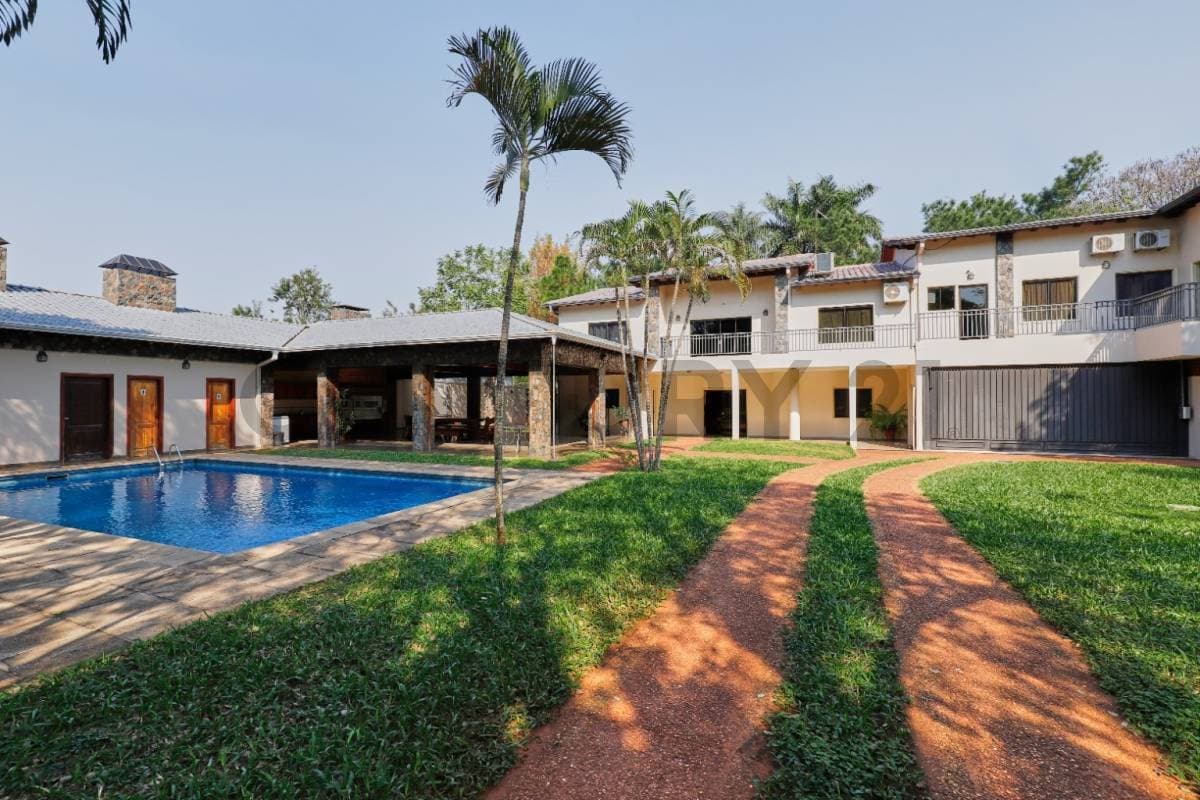 Amplia Residencia, sobre Mcal. López, foto 1