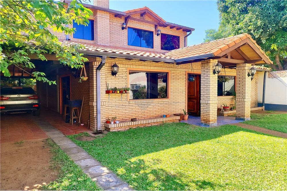Amplia casa con salón comercial y depósito — foto 2