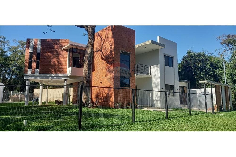 Casa con amplios espacios estilo minimalista, foto 1