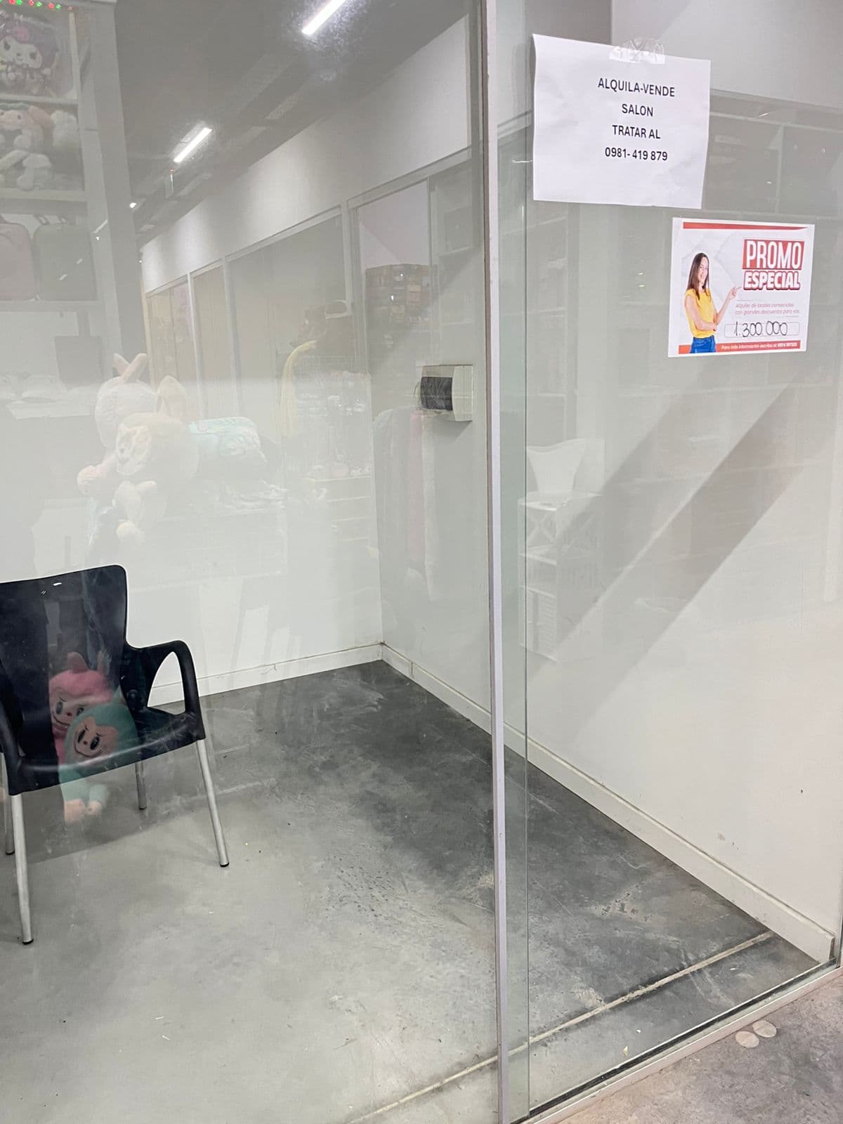 Vendo Salón Comercial En Galeria M4 (mercado 4)