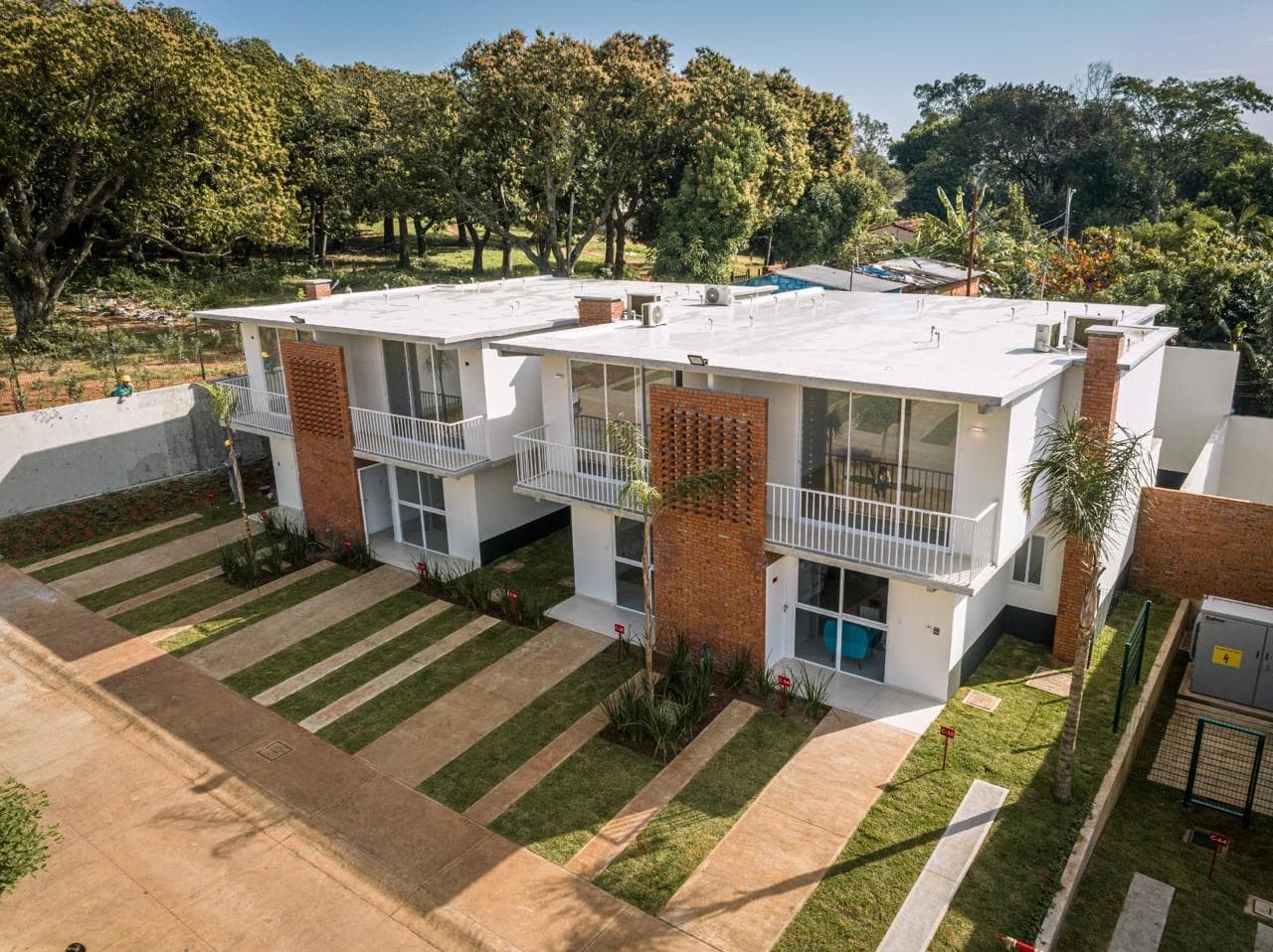 Amplio y luminoso dúplex de tres habitaciones y dos cocheras en ALTAVIDA Luque, foto 1