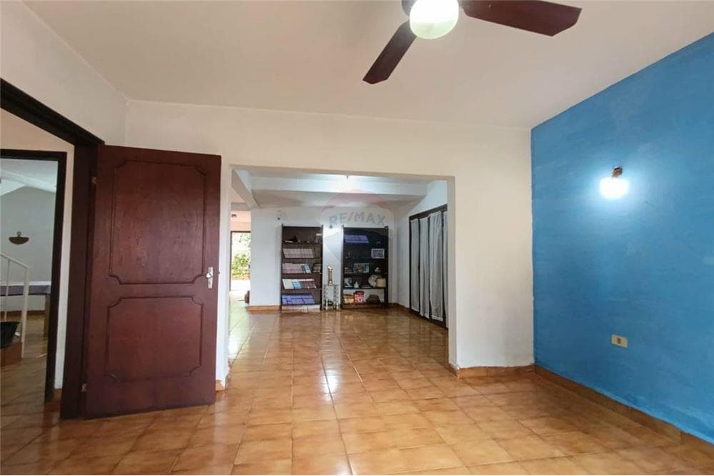 Residencia en amplio terreno con piscina en lambare, foto 2
