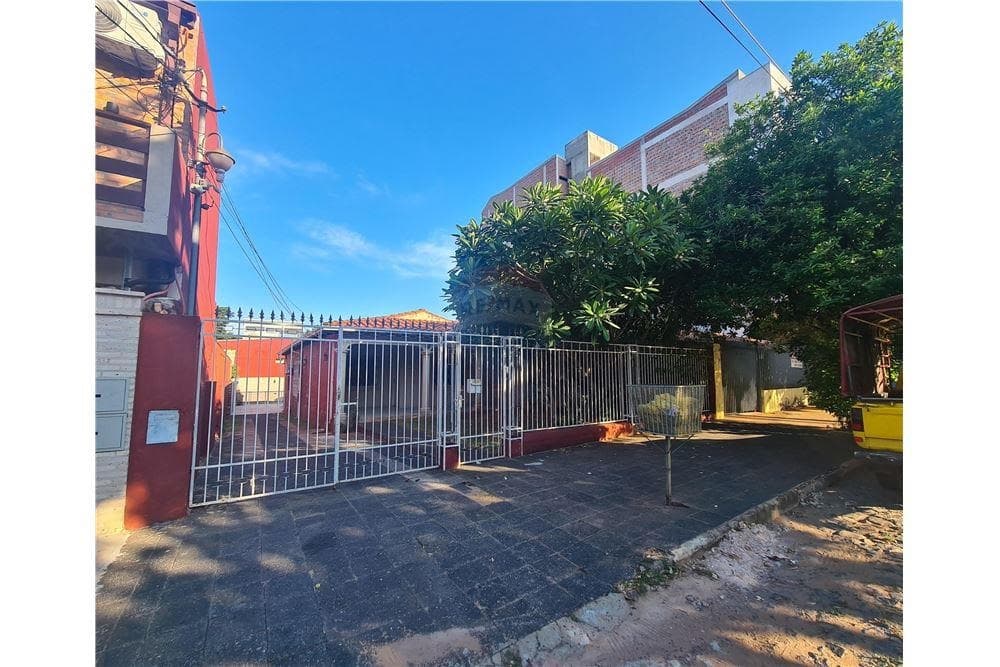 Terreno en mburucuya a media cuadra de santisima Trinidad, foto 1