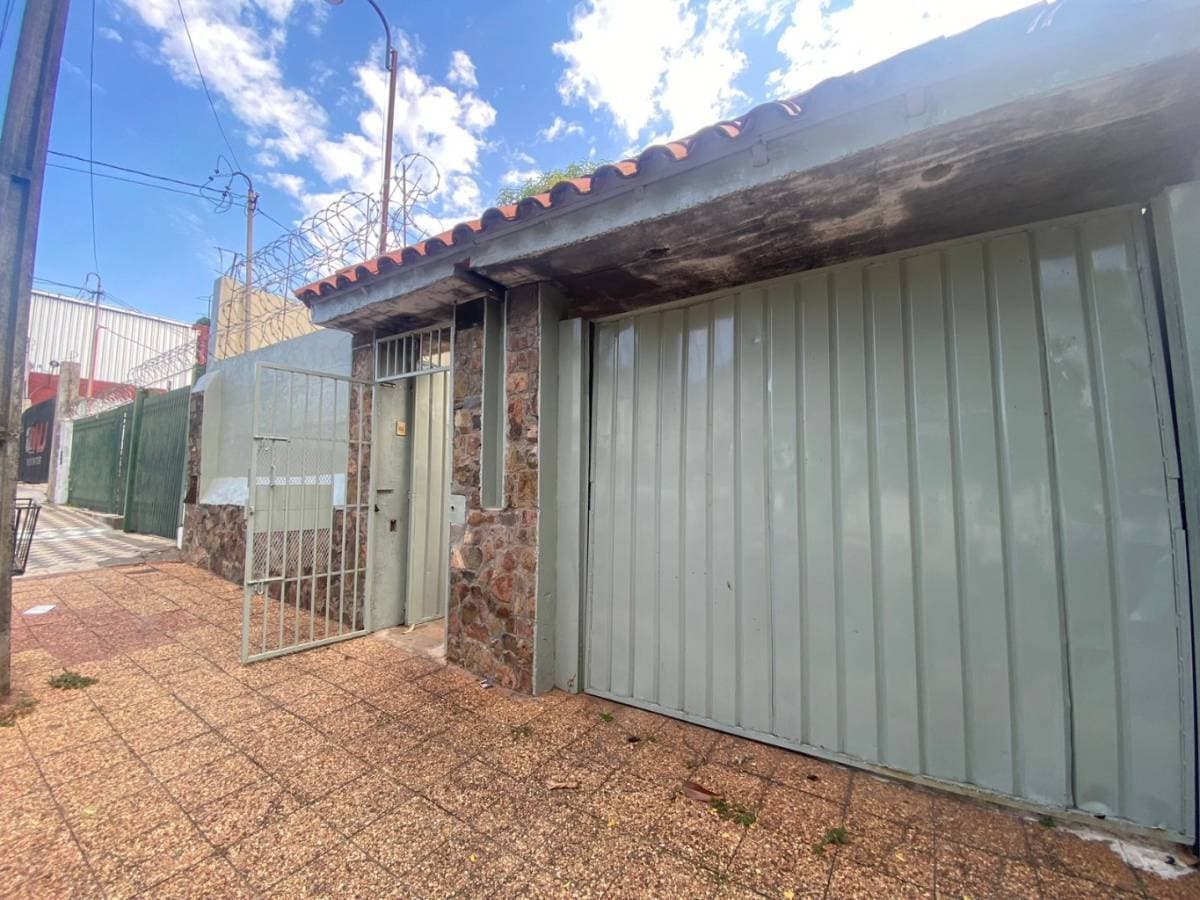 Vendo casa con local gastronómico en el barrio Pettirossi de Asunción
