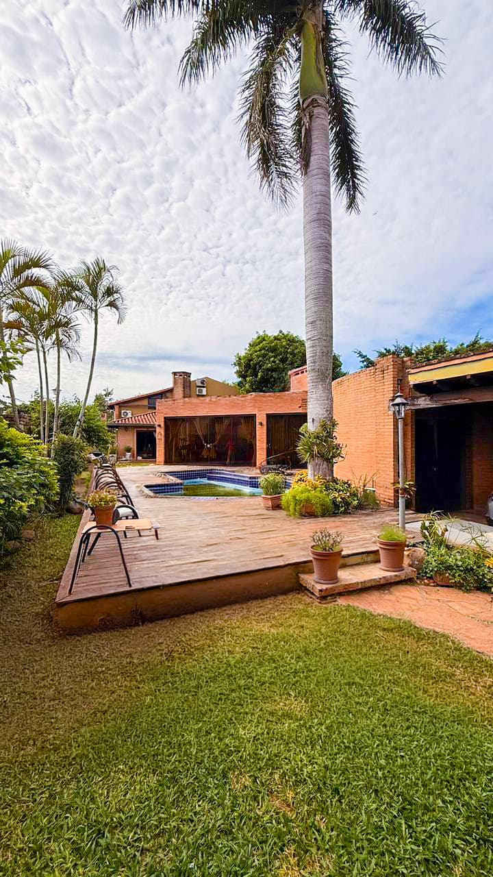 Residencia privada con piscina, quincho y jardín — Villa Adela, Luque — foto 1
