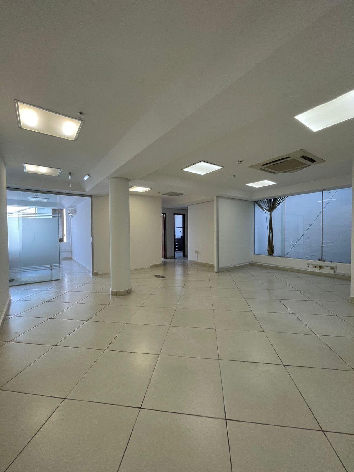 Oficina en Villa Morra - 150m2 a pasos de centros comerciales, restaurantes