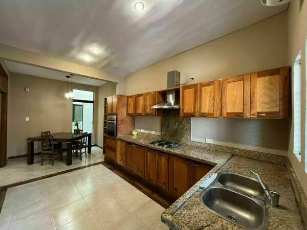 Hermosa casa en Lambaré a 3 cuadras del supermercado pueblo — foto 3