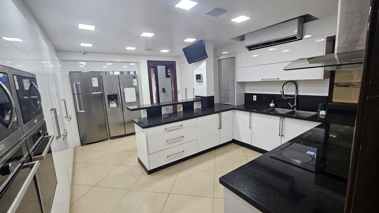 *en venta o alquiler lujosa y amplia residencia en barrio manora — foto 3