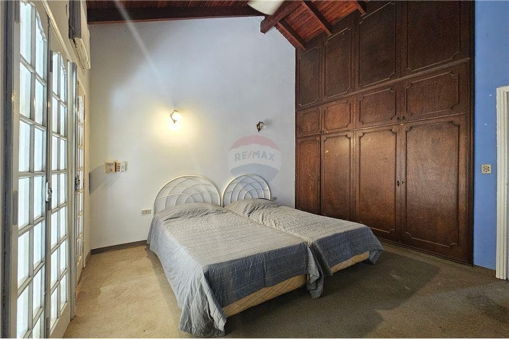 Casa en esquina a pasos de felix bogado, foto 5