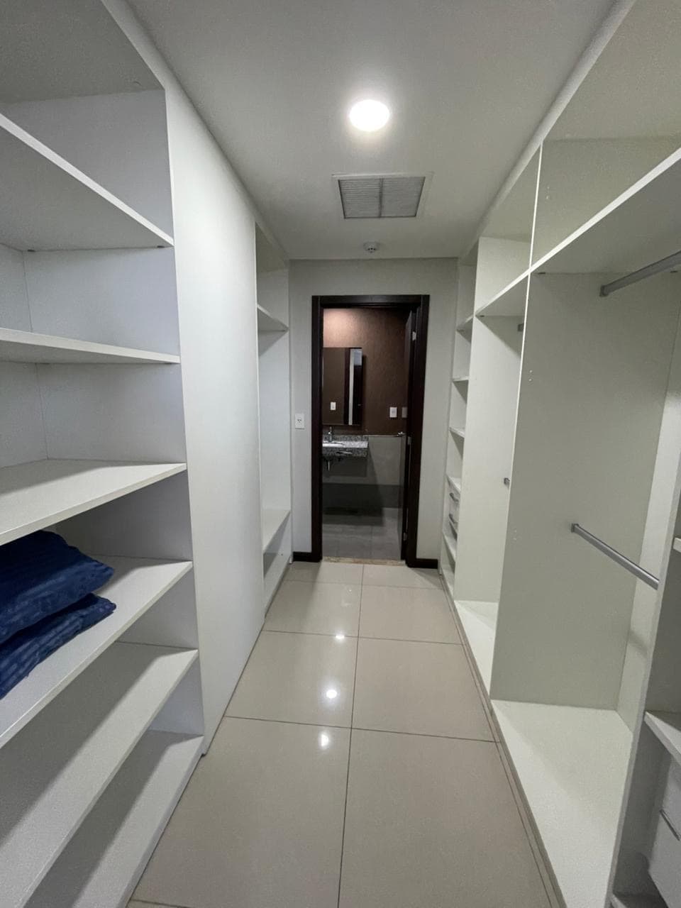 Avda. Artigas, en alquiler salón comercial en planta