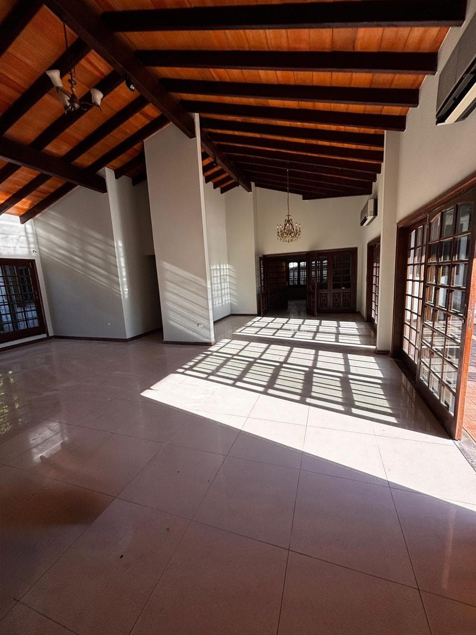 Los laureles, en alquiler, amplia residencia de 6 dormitorios — foto 4