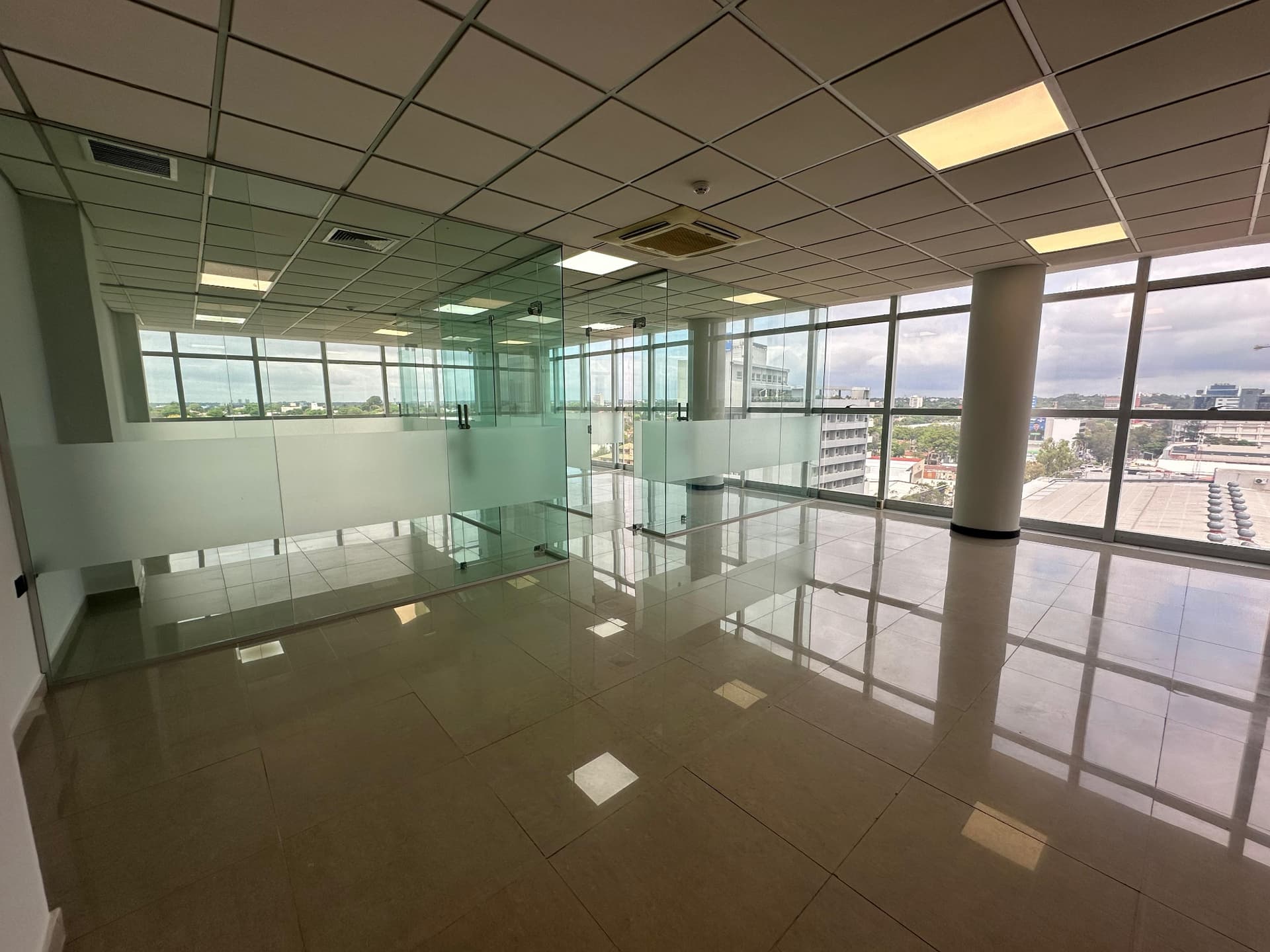 Alquiler De Oficina En El Edificio Sky Center - Zona World Trade Center