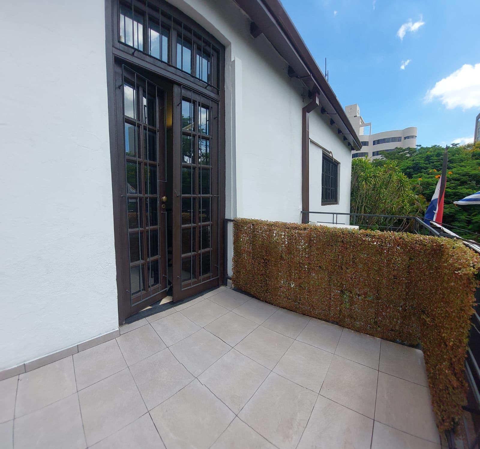 Alquilo hermosa residencia en Barrio Ciudad Nueva de uso comercial