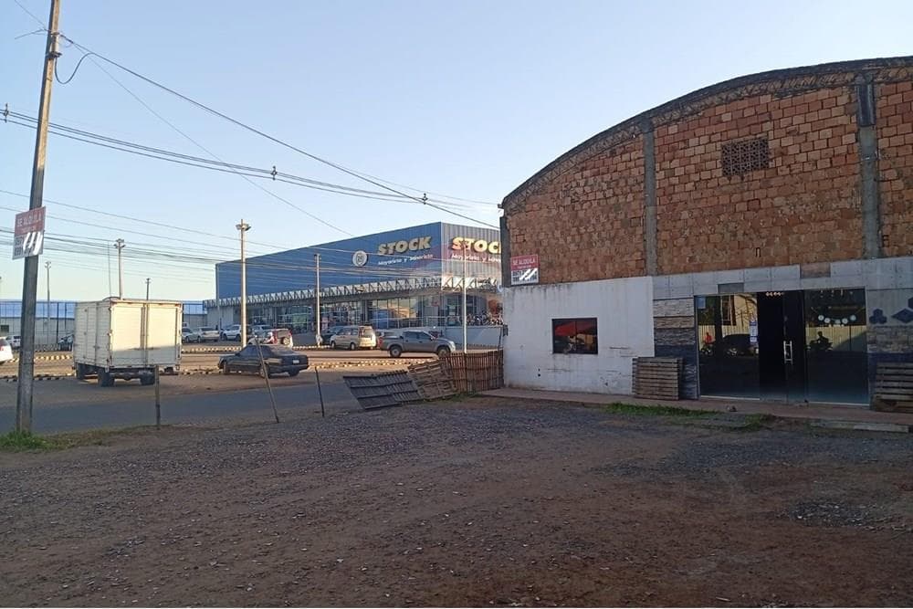 Tinglado en esquna sobre ex ruta 1, foto 1