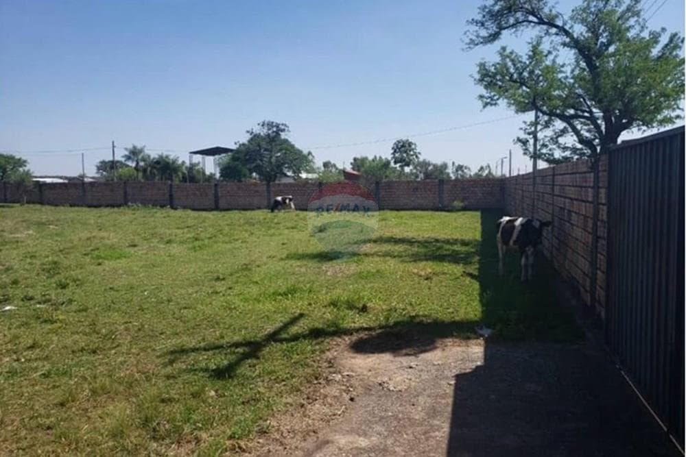 10 Terrenos totalmente Amurallados,3600m2.en Ypané