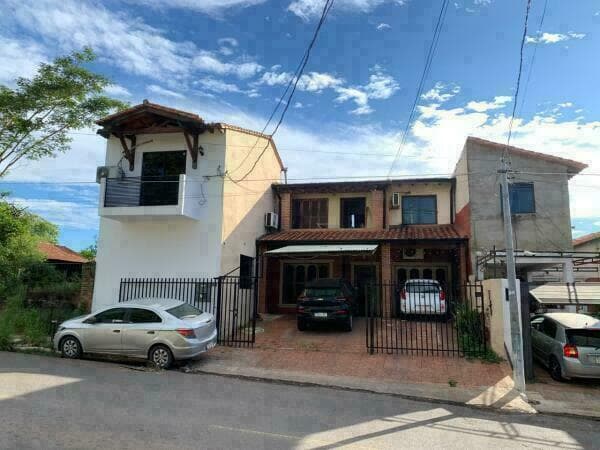 En venta casa en Lambaré, barrio apua. 4 dormitorios (3 en suite). Baño social