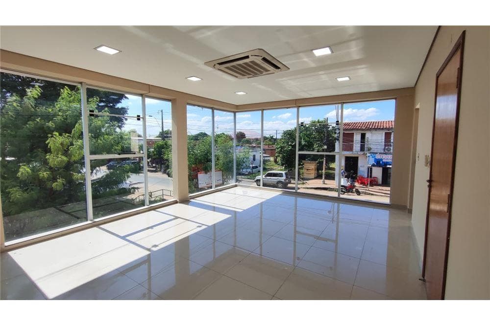 Salon comercial de dos niveles a una cuadra de transchaco — foto 2