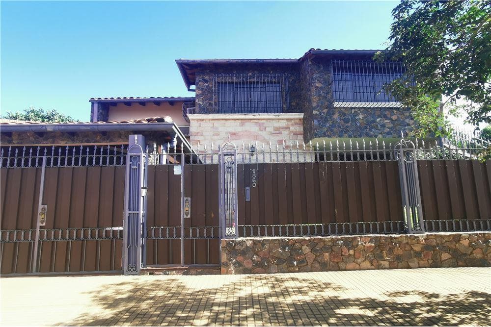 Amplia Residencia de 4 Dormitorios