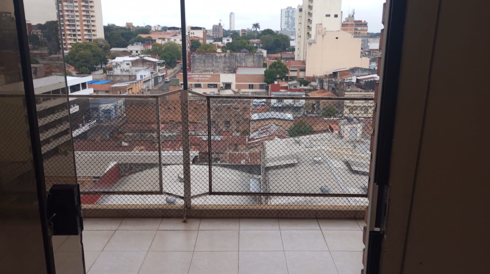 Alquilo dpto centro de asuncion frente a feria asuncion