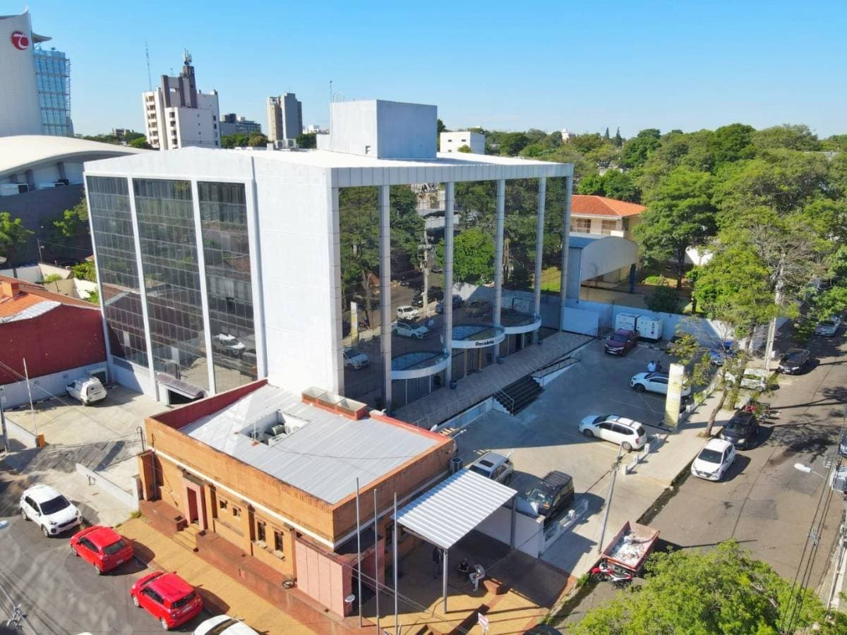 Alquilo amplia oficina en edificio corporativo