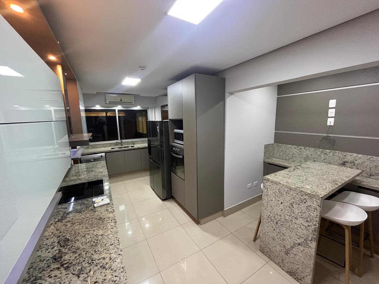 En Alquiler Departamento de 3 dormitorios en suite, zona Casa Rica Molas López, foto 4