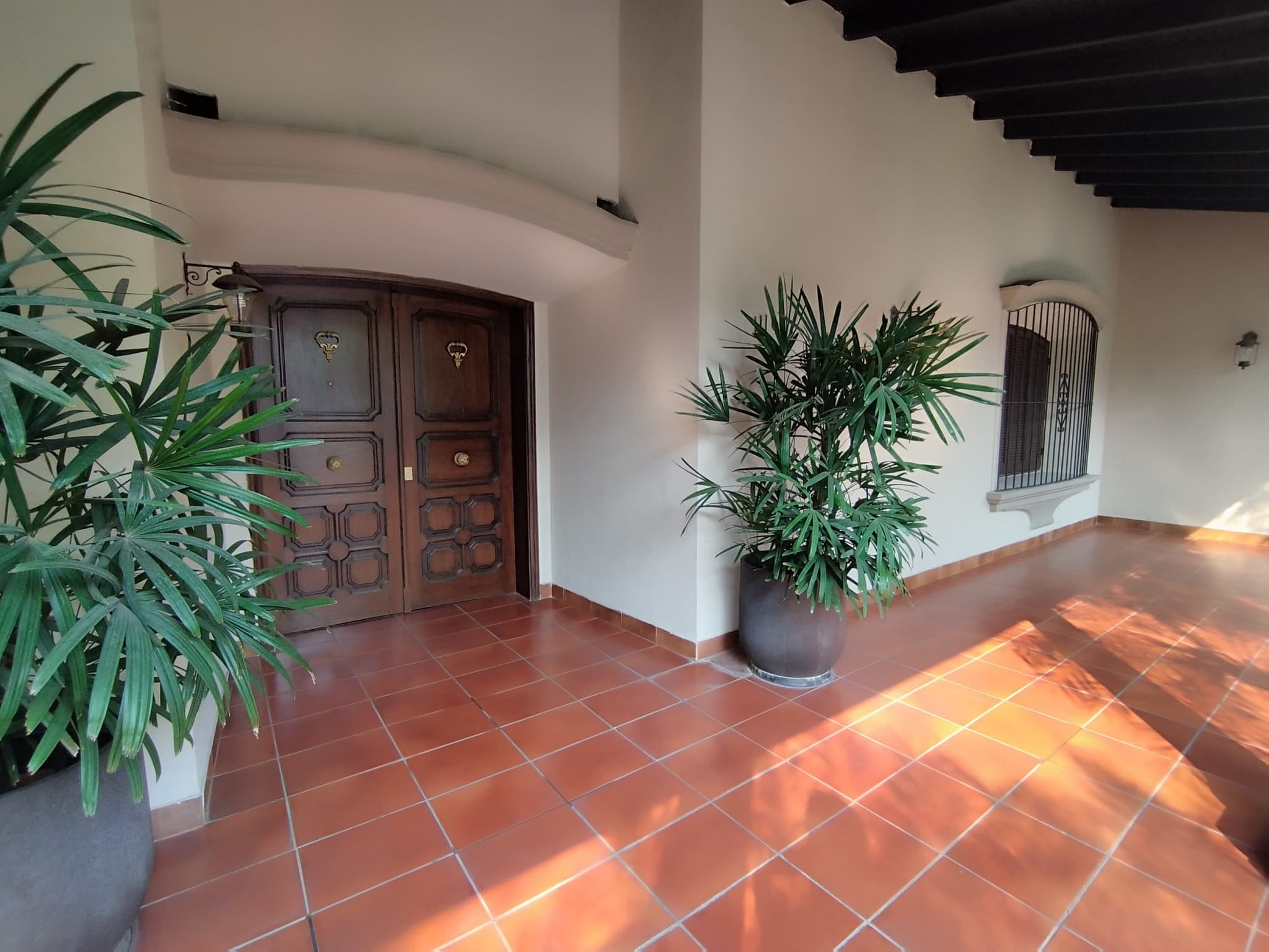 Oportunidad de Inversión en Villa Morra - Vendo Residencia, excelente ubicación — foto 4