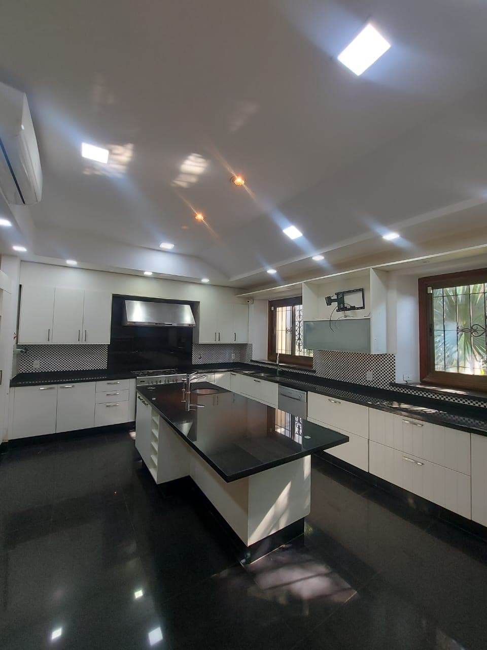 Hermosa Casa de 5 Suites y Casi una Hectárea en Surubi’i. COD A6, foto 3