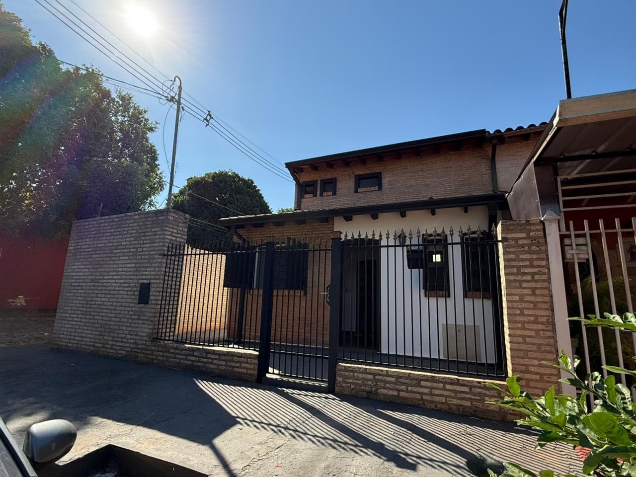 Dúplex de 3 habitaciones en esquina en alquiler – tercer barrio, Luque