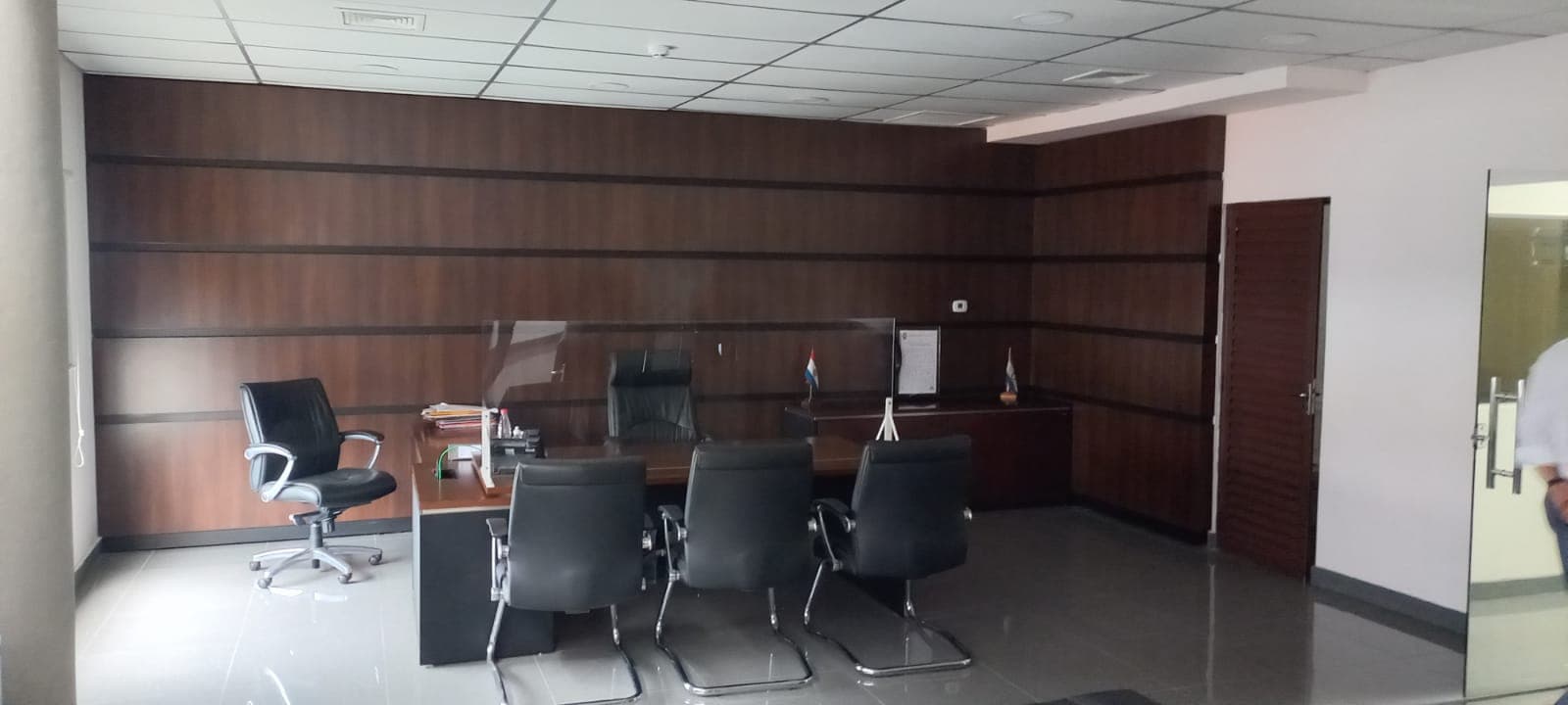 Edificio corporativo completo sobre avenida peru casi mariscal lopez con oficinas y estacionamientos atras, foto 2