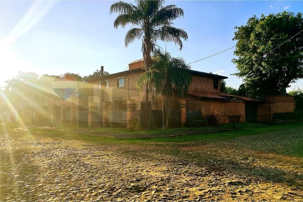 Casa residencial de lujo en Lambaré zona yacht