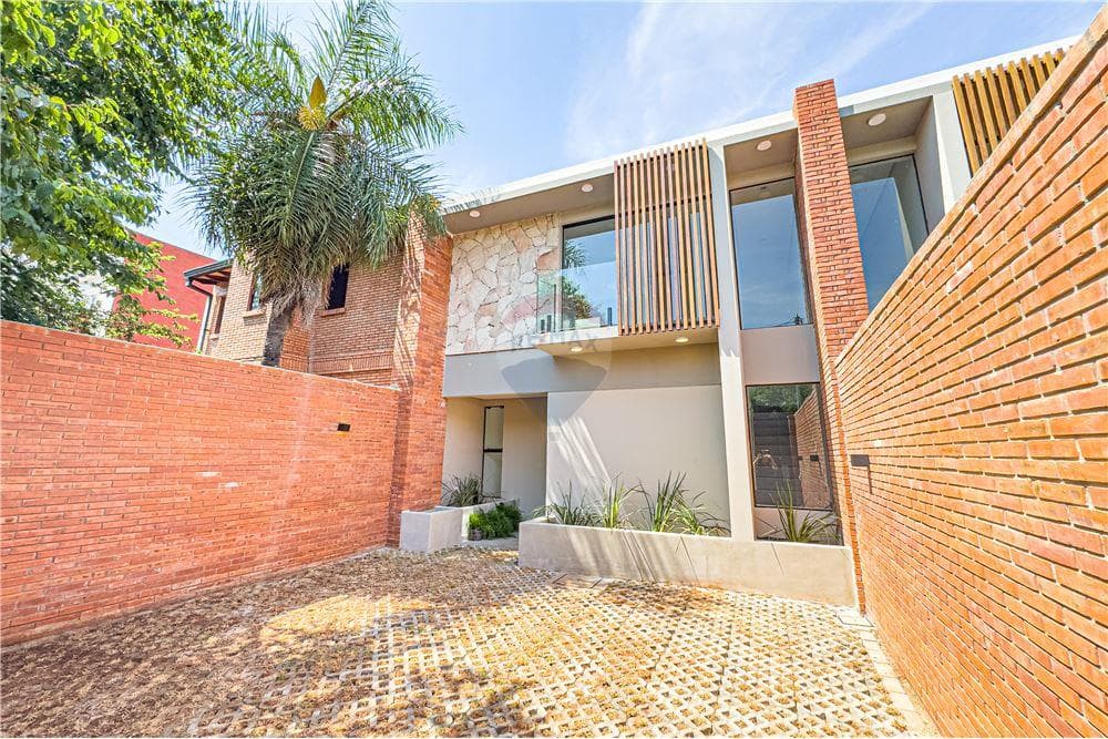 Duplex en venta 3 dormitorios zona Conmebol Luque