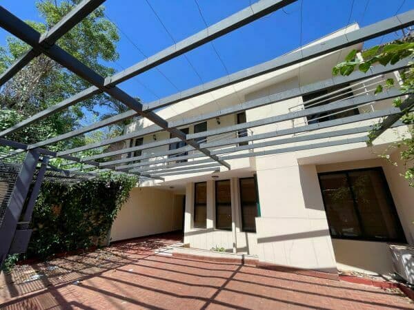 Alquilo hermosa y amplia residencia para vivienda u oficina zona centenario