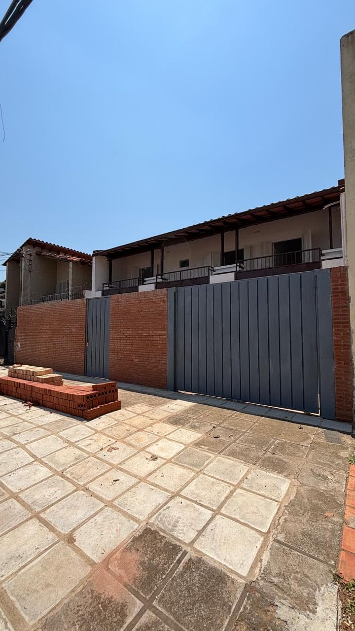 Alquilo amplia casa de 2 pisos – zona parque de la salud