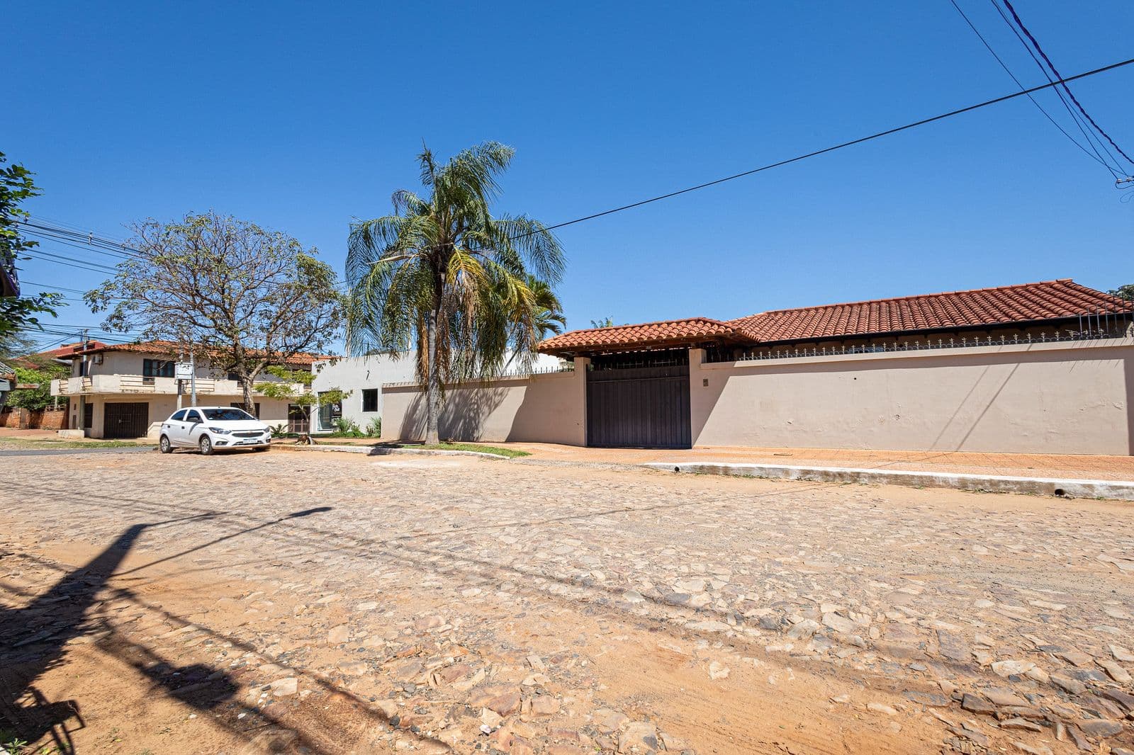 En venta casa con salón comercial en esquina en Fernando de la Mora z/ Norte